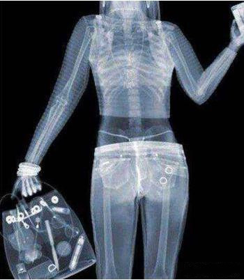 女人过安检的时候,工作人员从仪器上都能看到