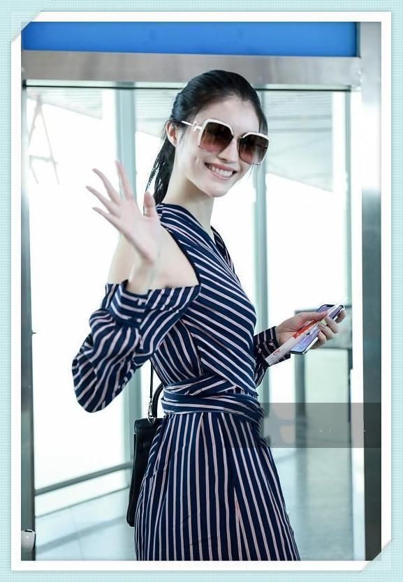 当何穗和韩雪同穿条纹裙，网友：终于见识到气质脸的最高级别！