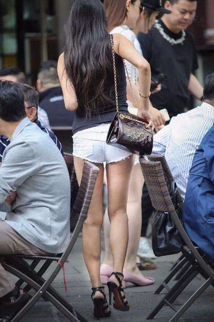 街拍: 丰满身材的成熟辣妈, 裤子是不是有点短啊?