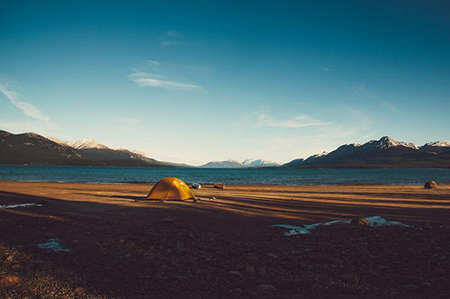 独木舟单桨滑过育空河