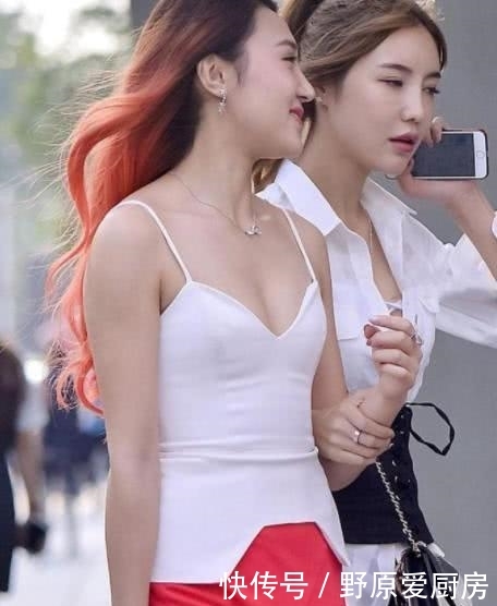 【使其】街拍:气质女神吊带背心搭配红色开叉裙,甜美笑容,优雅而性感