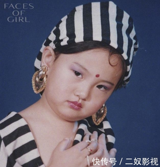 额头：婴儿肥不耽误穿贵妇装，额头一缕刘海太有戏，郑爽晒童年照认不出