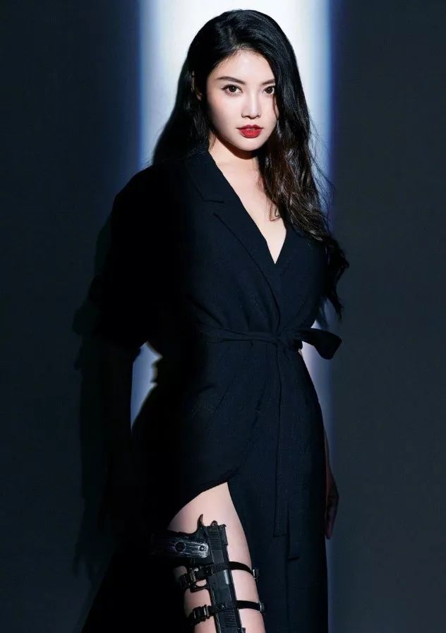 徐冬冬的浴袍从白色换成了黑色？反而更个性，身材好怎么穿都美！