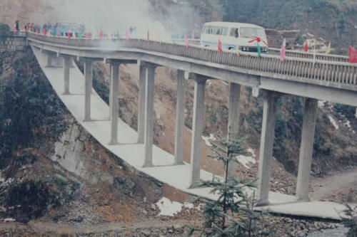 中国最不按套路出牌的大桥，曾被外媒质疑施工图拿反了，看完只能