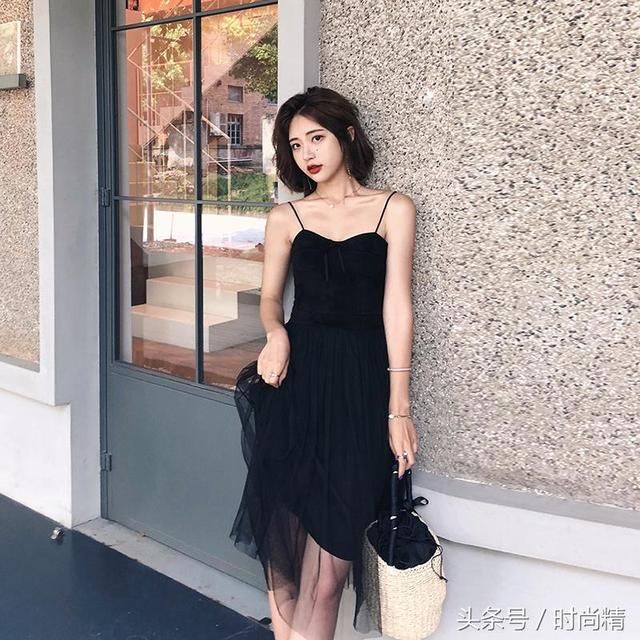 香肩玉颈的清凉诱惑，吊带连衣裙性感的刚刚好