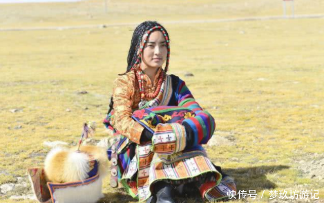 司机进藏看到一位姑娘蹲在草原上！本来上前去帮助，结果很尴尬！