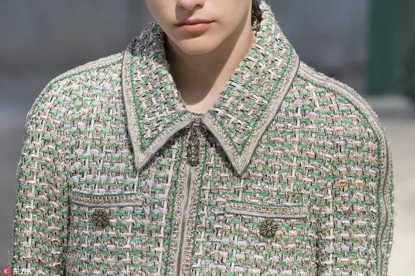 我们在巴黎大皇宫变的书报亭里问了周迅和刘雯一些小秘密……