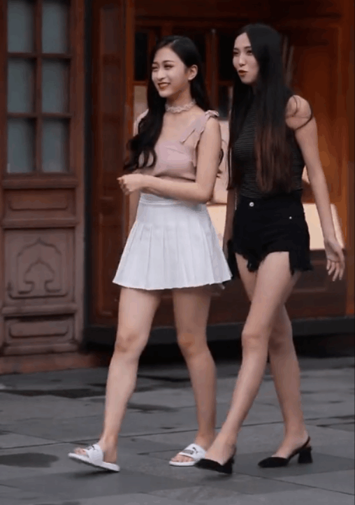路人街拍, 清纯短裙小姐姐, 闺蜜长腿太“吸睛”