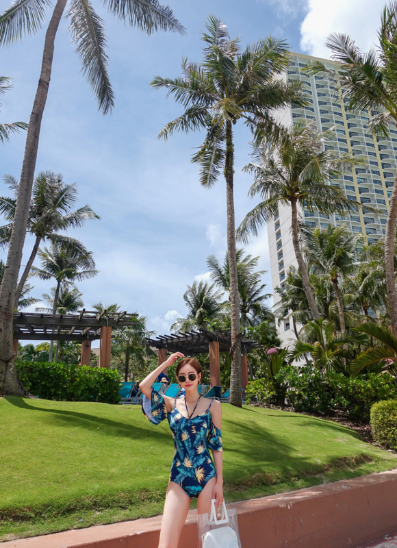 女神孙允珠，枯藤蓝叶梦幻夏威夷绑带泳装