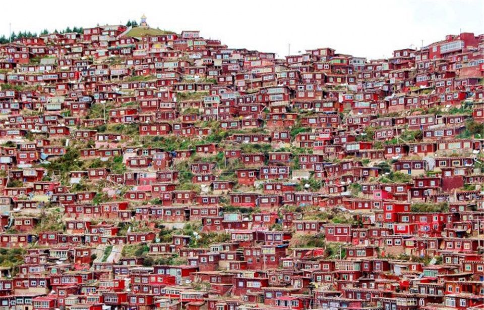 探秘世界最大佛学院,漫山遍野的红色小木屋场面震撼