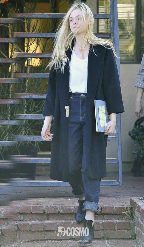 还在穿紧身裤？今年翻边牛仔裤才最火！