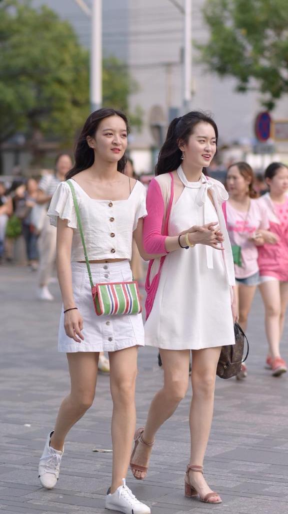 穿着紧身长裙，腿部开衩的设计让美女看起来格外的性感！