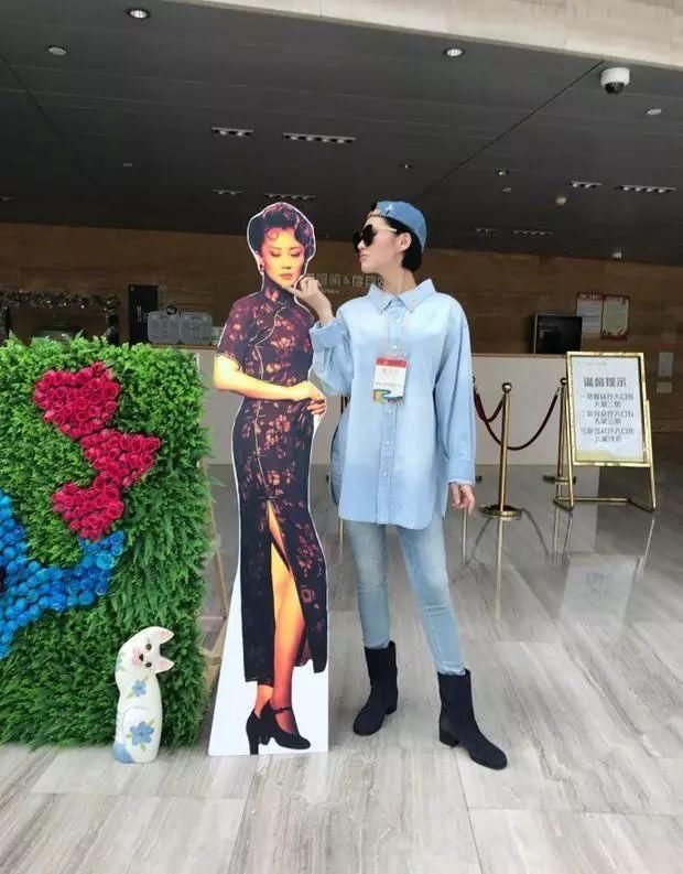 许晴硬是把“显胖裤”穿成了“显瘦裤”，不得不服她这小细腿!