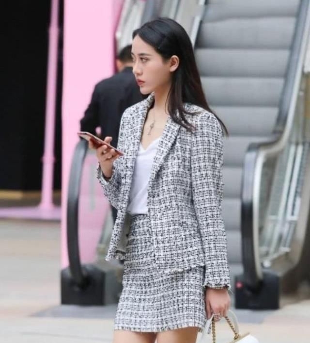  【粉色】街拍：粉色复古印花裙的时尚辣妈，少女心炸裂了啊