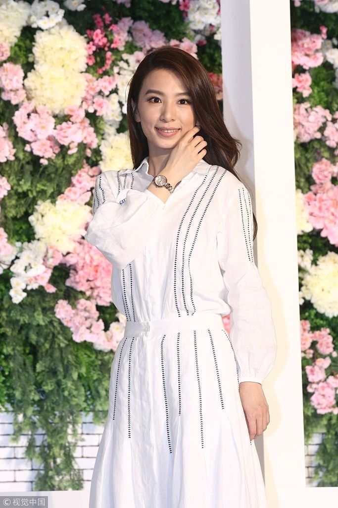 田馥甄梳大波浪卷发穿白蕾丝裙仙气飘飘  闻Ella合约问题忙打太极