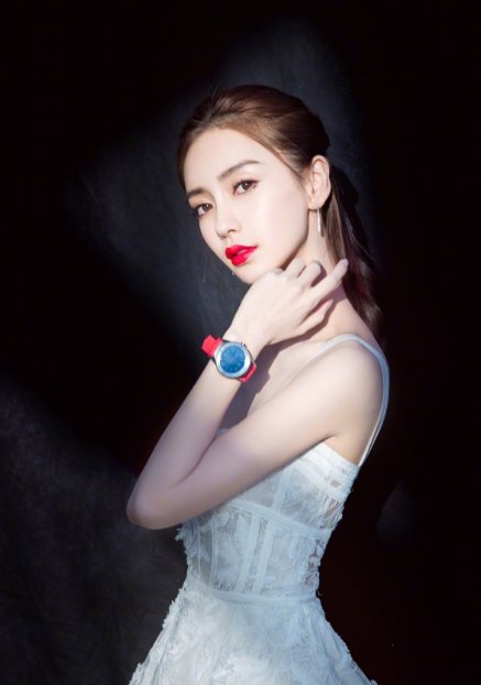 章泽天和baby白色吊带裙，我更喜欢章泽天!