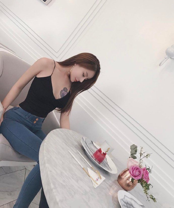 盘点6位身材丰满适合穿紧身衣的性感女星 柳岩徐冬冬必须上榜