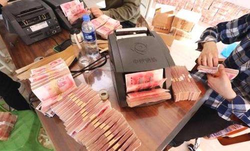 如果你有一亿元现金，将它全部存进银行，会有什么样的待遇呢？