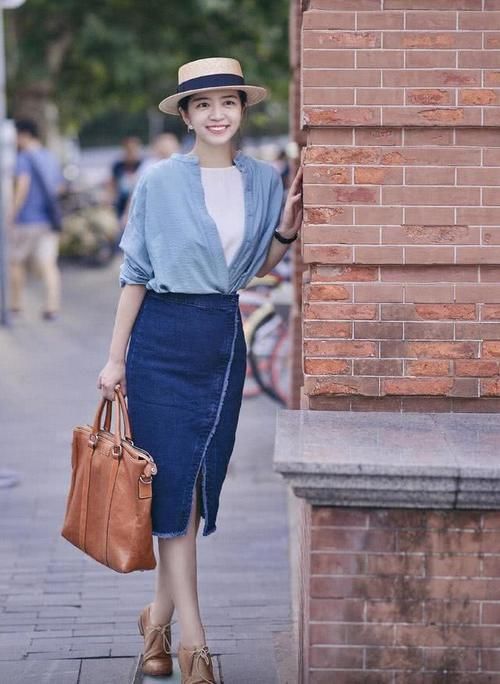  #以很好#穿腻了白衬衫？来试试三木博主的蓝色衬衫，配牛仔包臀裙意外高级
