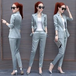 比裙子流行百倍的套装，这女人穿一个比一个惊艳，美到看不出年龄