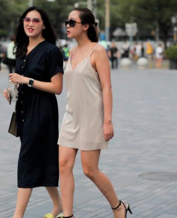 姐妹|街拍:一起逛街的时尚姐妹,浅色的连衣裙清新时尚有活力,十分的唯美