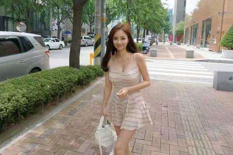 街拍时尚: 气质女神吊带连衣裙, 充满仙气的穿搭, 走街上吸睛无数