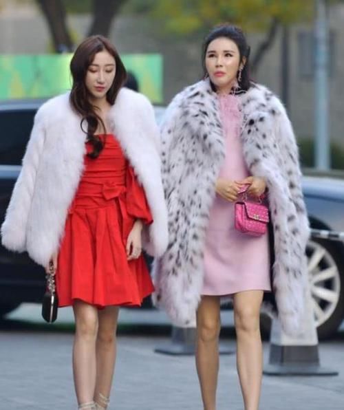  [气质]街拍：肤如凝脂的美女，一件斜肩上衣配黑色短裙，时尚气质女神范
