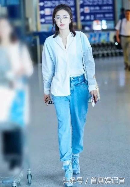 41岁陈数半扎拼色衬衫，撞上37岁秦岚，网友：只差4岁却像母女！