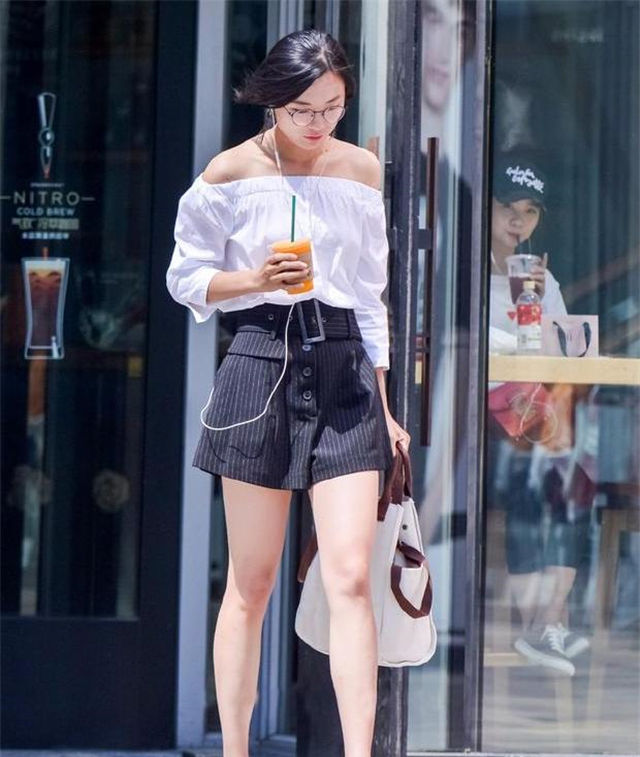  #百褶裙#路人街拍,小姐姐身姿曼妙,百褶裙搭配白衬衫,更显青春范