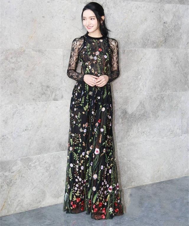 代斯穿蕾丝绣花裙透到印出三角区，跟没穿一样，网友：这就尴尬了