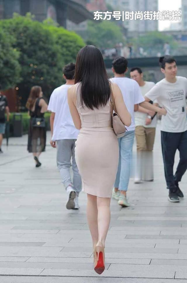  『开叉的设计』美女搭配卡其色的套装，穿出了初恋的味道，甜美