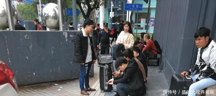 广东深圳求职难，难于上青天，不少求职者坐在职介所门口发呆