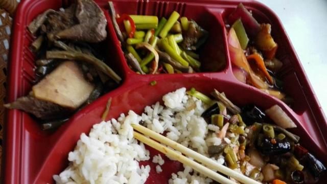 火车上的快餐少有人买，一节车厢就卖几份，那为何乘务员还在卖？