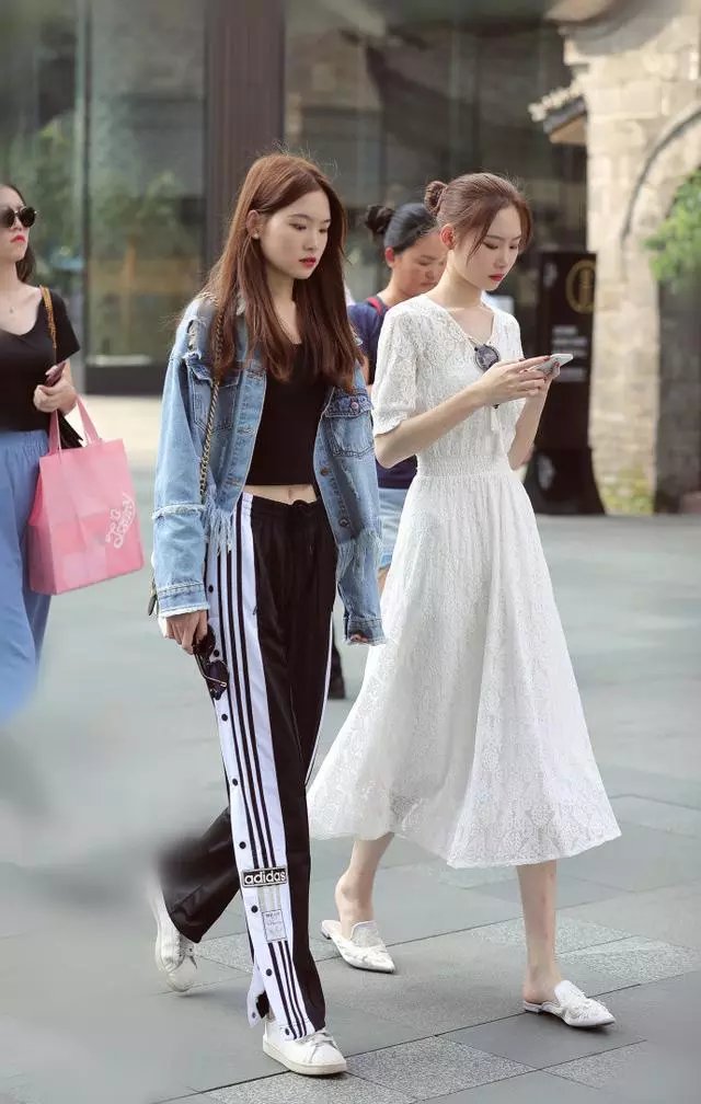 路人街拍，时尚小姐姐穿露脐装显露纤细小蛮腰，大长腿抢镜！