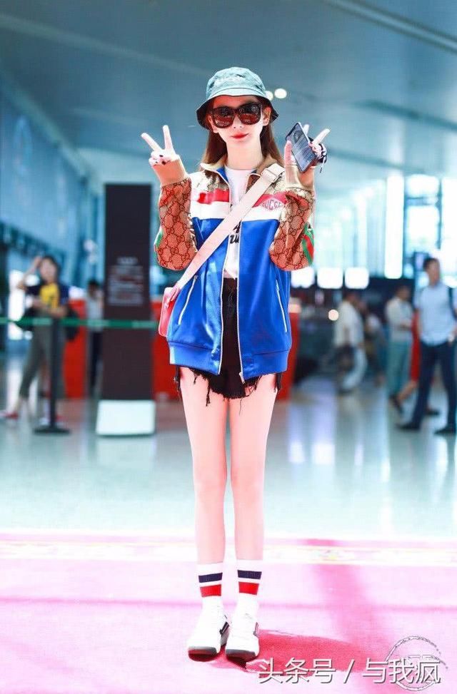 戚薇穿上长裤，腿还是有点粗！之前穿短裤的腿像假腿，又细又直！