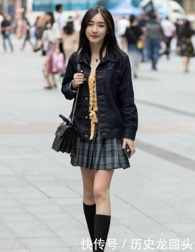 『以选择』街上美女的短裙搭配魅力十足,苗条与微胖之间,男人该如何选择?
