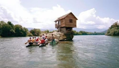 洪水都冲不走的钉子户，45年来屹立不倒！建造者却是一群小孩子