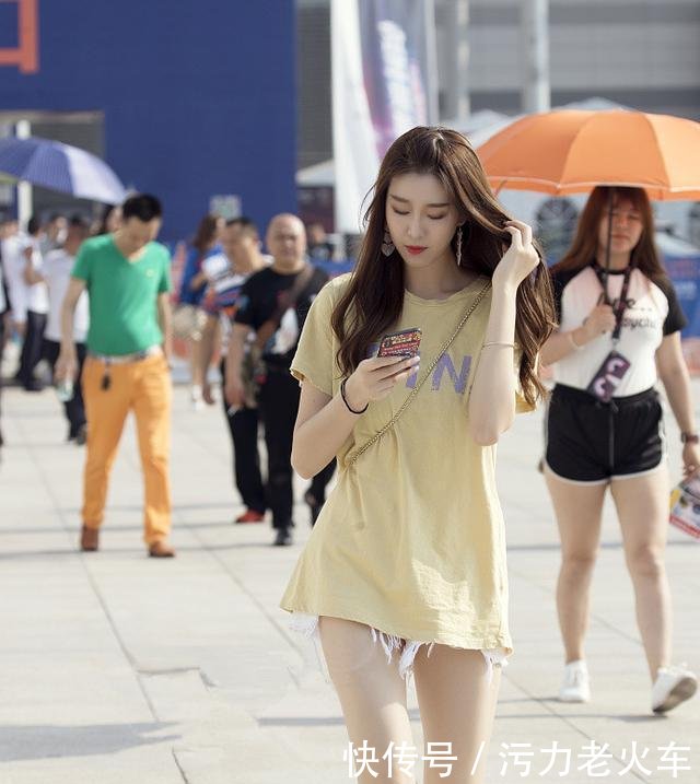 街拍 小姐姐身穿甜美风的连衣长裙,透露出迷人的气质!