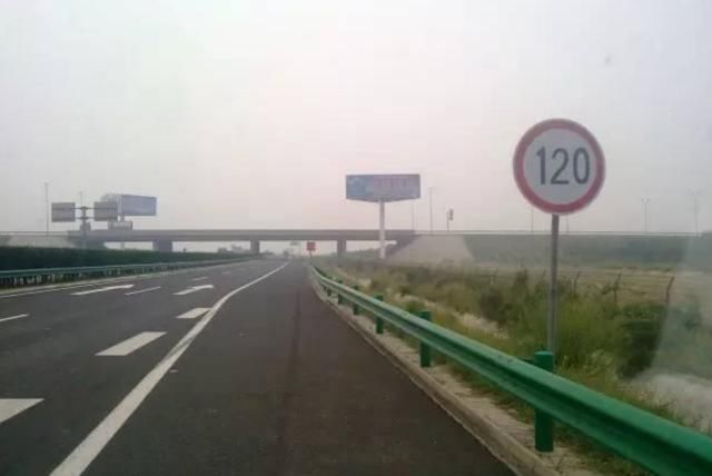  #高速#高速飙到120km/h，前方突然限速60km/h怎么办？老司机这么