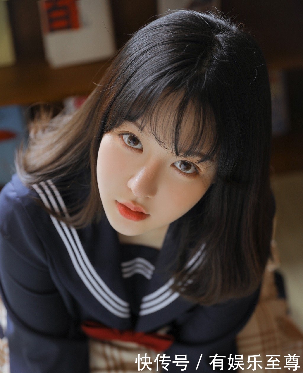 「美女」黑色校园制服清纯美女含情脉脉私房写真