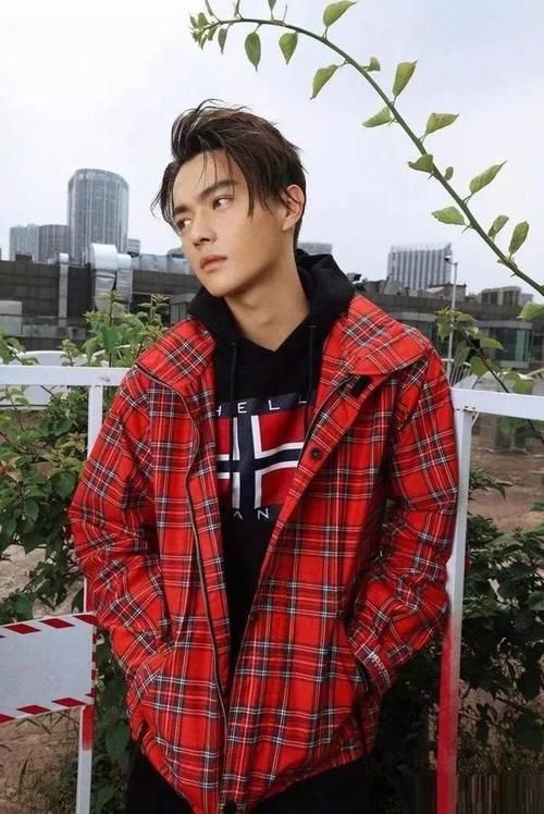  【上榜】流行的4款男士发型，寸头中分长发上榜，气质迥异颜值很高