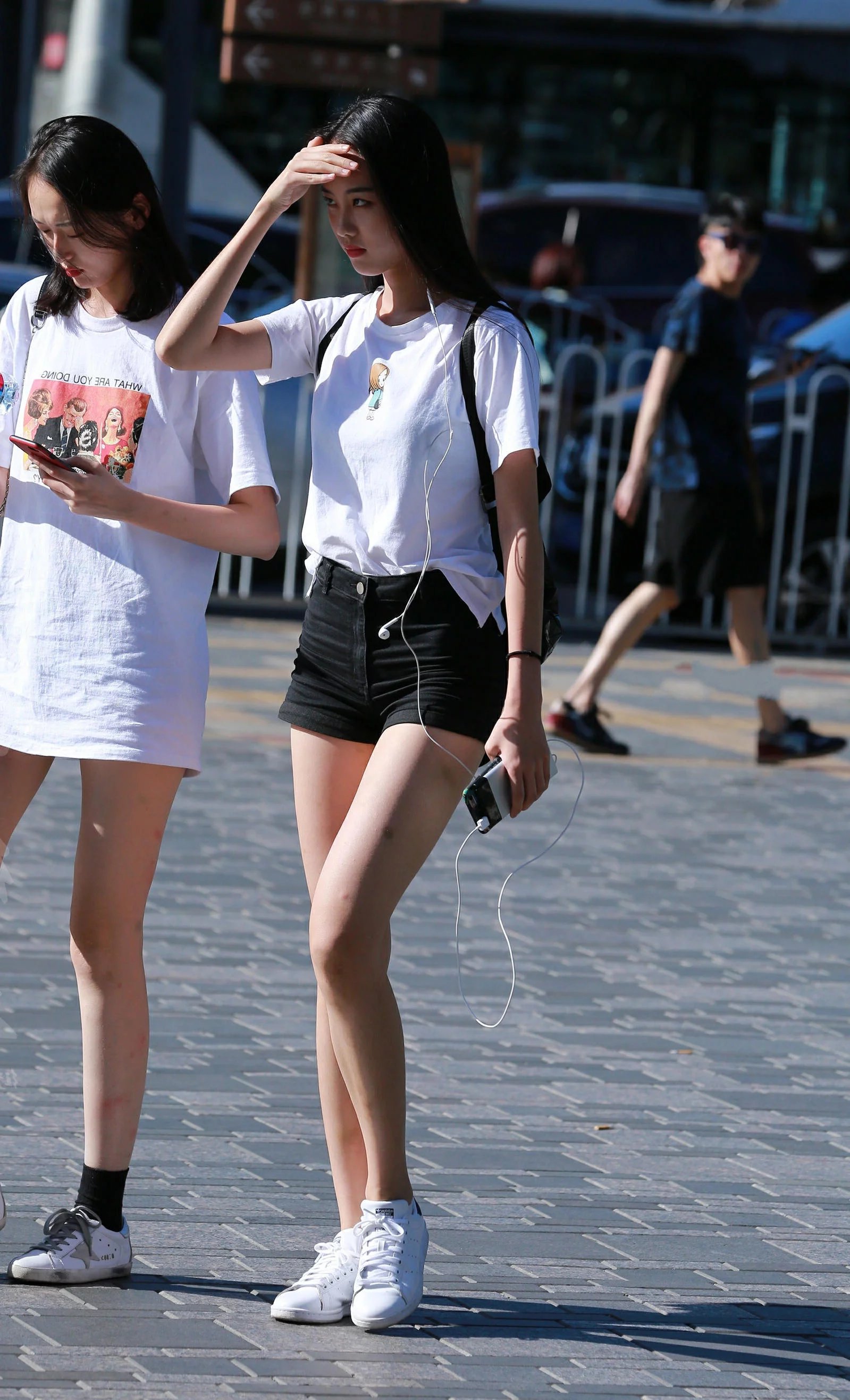 气质小姐姐牛仔短裤大秀恨天高美腿