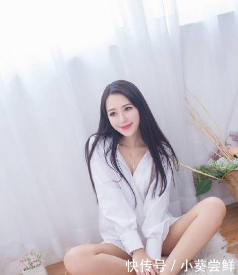  #穿出#一件简单的白衬衣，既能穿出慵懒又能穿出性感