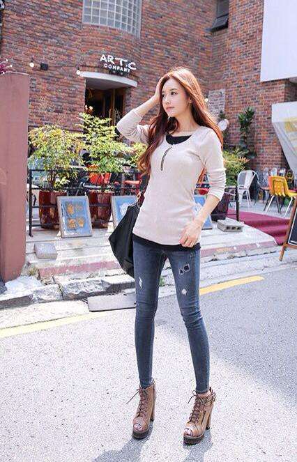 紧身裤搭高跟鞋，逛街旅游少不了，时髦个性显腿长