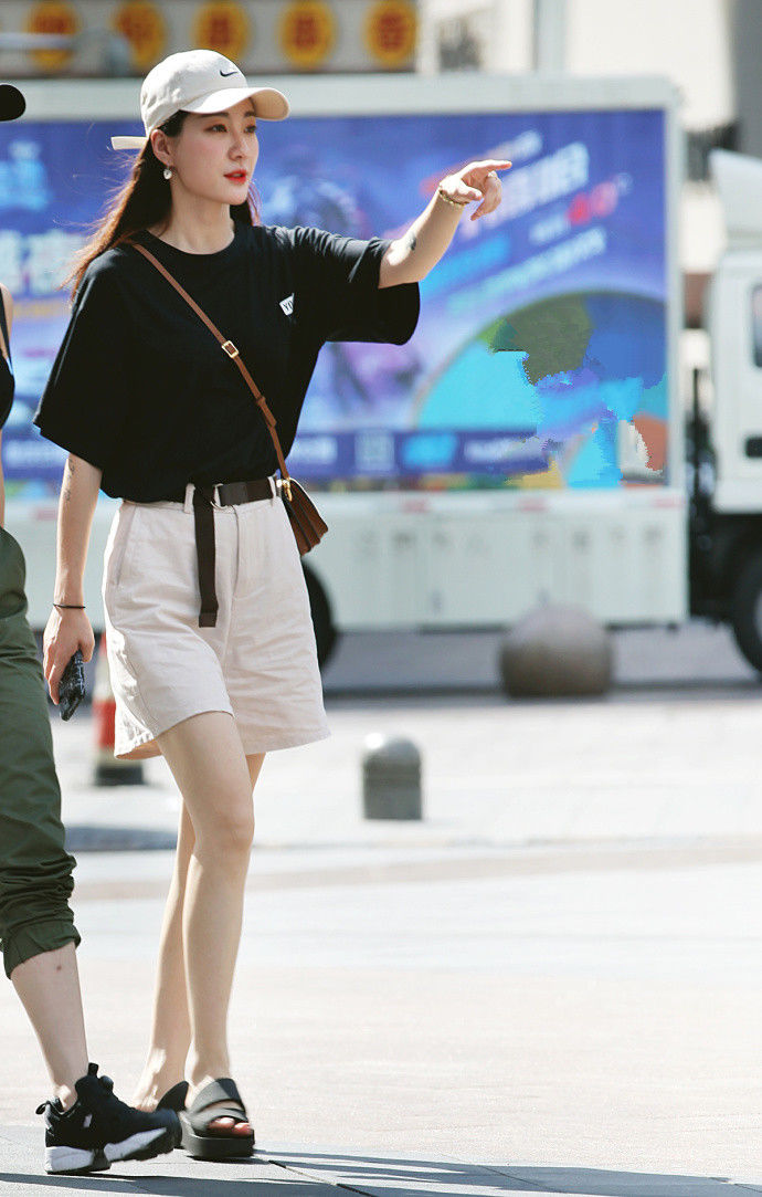 重庆街拍，大长腿美女的魅力穿搭风，时髦与性感并存!