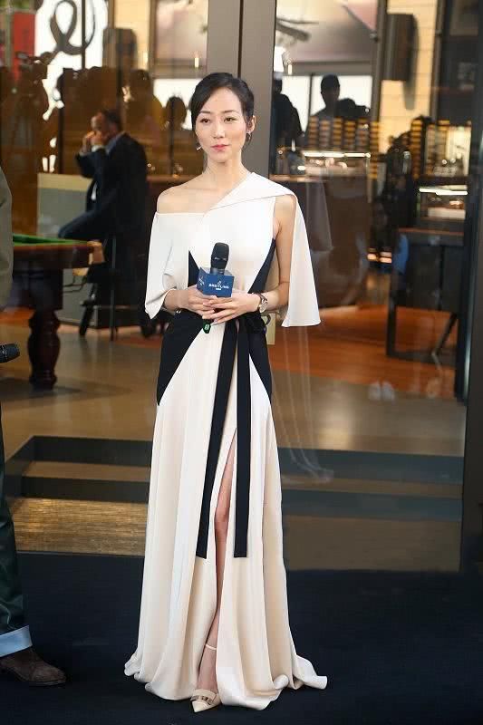 韩雪穿高叉裙大秀香肩美腿，却被弯腰弓背穿皮裤的雷佳音抢了镜