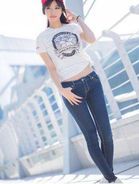 清纯靓丽的小姐姐, 一条连衣裙, 尽显女性独特韵味