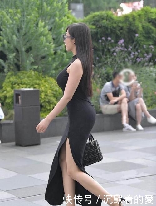 『 随随便便』不是小姑娘随随便便就有的，有些成熟的妩媚