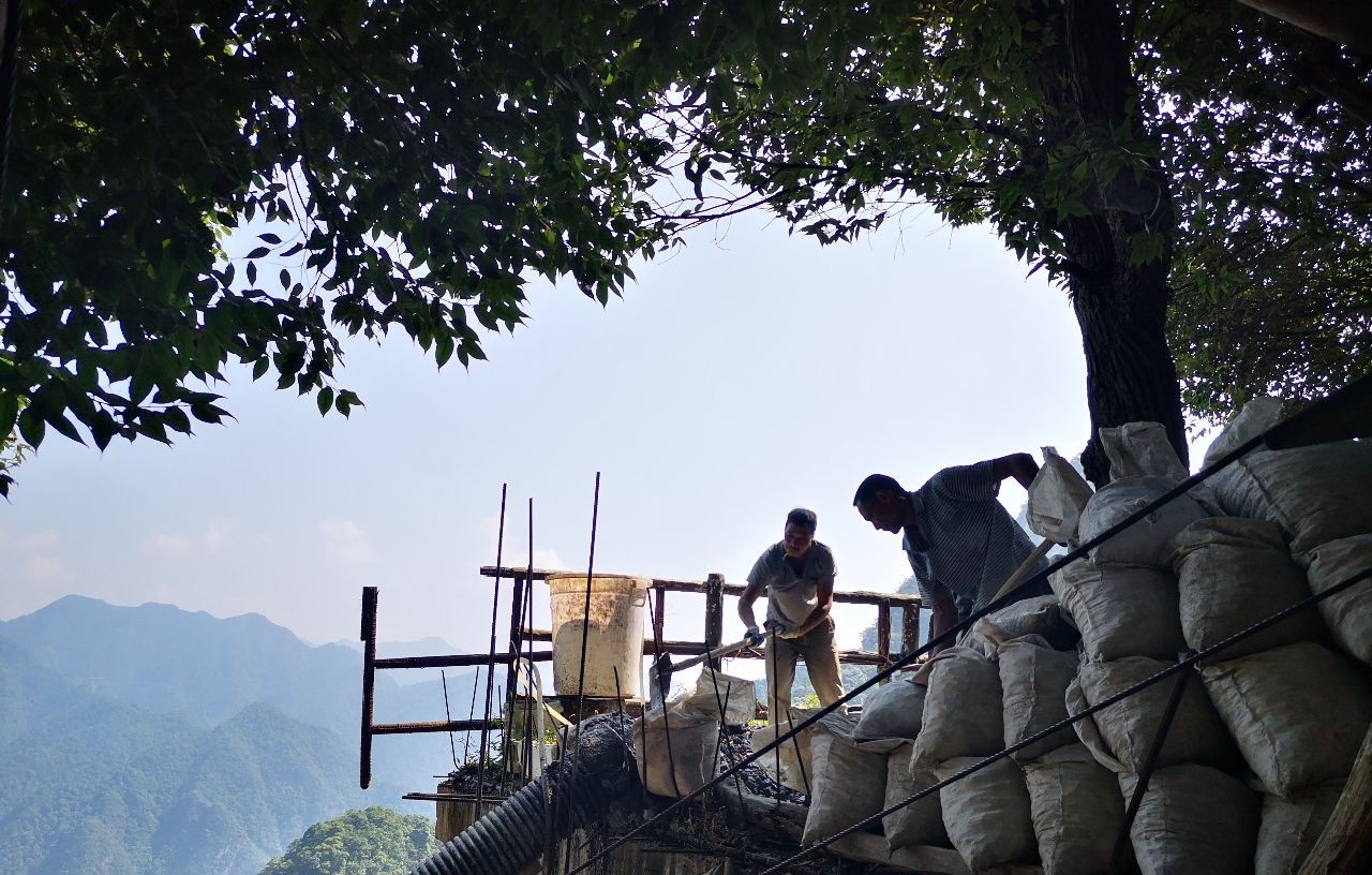 冰柜抬千米山顶花时2小时 老伯每人40元工钱 被外国朋友夸勤劳