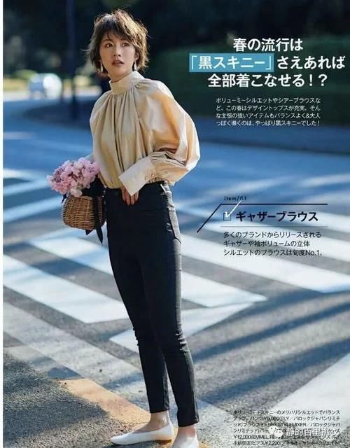  「色针织毛衣」别慌！紧身牛仔裤搭配不难，春天流行这样穿，好身材显而易见